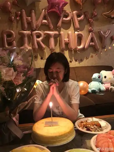 王丽坤在剧组过生日,粉丝们送上了礼物和祝福,满满的幸福感!
