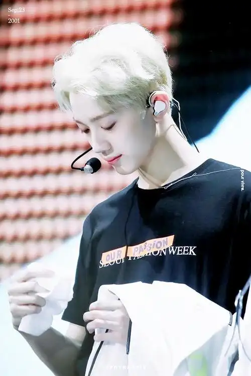 日常缺霖,粉丝考古18年六月份的金发小王子赖冠霖,深受韩国姐姐喜欢的