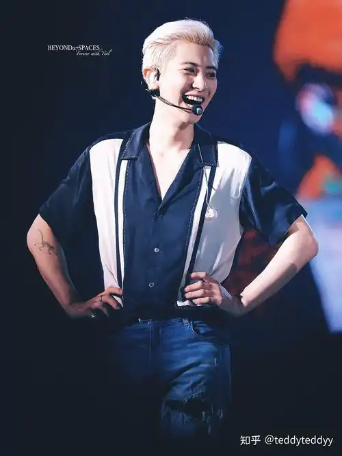 有没有朴灿烈五巡大背头的照片啊