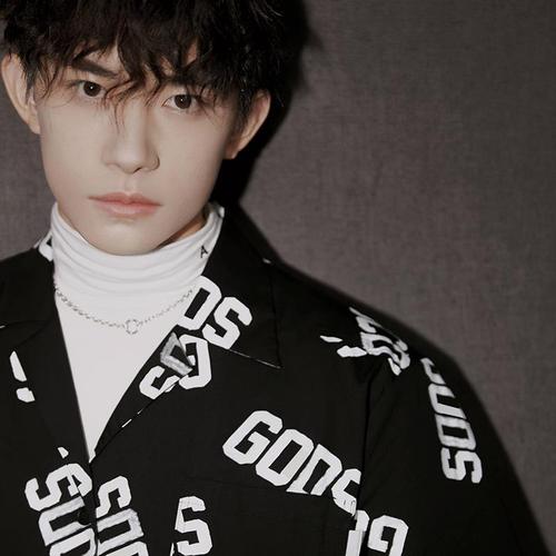 这就是街舞2第二季易烊千玺同款英文字母印花黑色衬衫衣服夏威夷