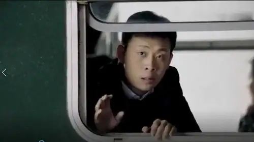《鸡毛飞上天》中张译饰演的陈江河,在火车上发现对面火车上竟然是他