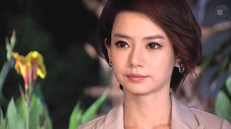 戚薇刚开始进入到娱乐圈发展,是作为歌手出道的,发表的几首歌热度都