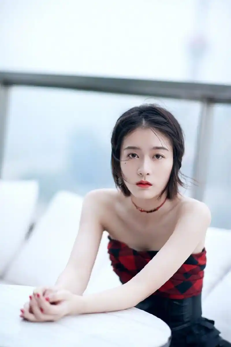 张雪迎身着红色格纹抹胸上衣搭配黑色立体蓬蓬裙,佩戴一条心形choker