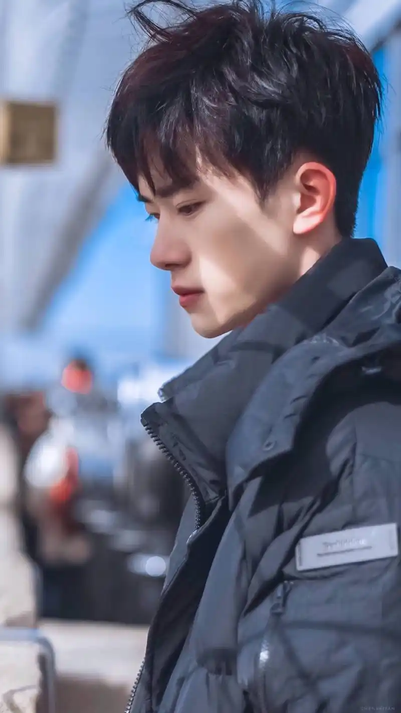 易烊千玺ins更新,这样的小哥哥长得太让人赏心悦目了吧