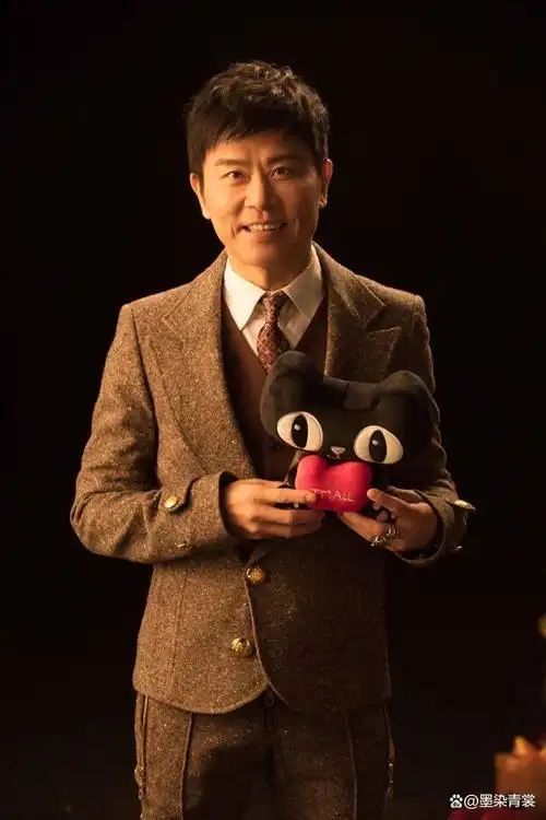 院校:复兴美工职 业:歌手,音乐人代表作品:特别的爱给特别的你,爱与愁