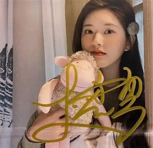 赵露思这两年来的人气和热度也越来越高了,因为她主演了很多古装剧,加