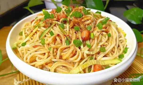 肯定的凉拌菜和冷饮了,所以今天给大家带来的是一道夏日凉拌面:"麻酱