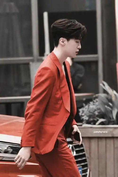 范丞丞梦里等你##范丞丞红色西装造型