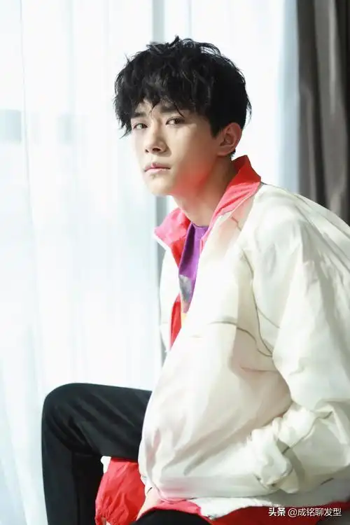 盘点易烊千玺最帅气的12款发型,每一款都帅到爆,你喜欢第几款?