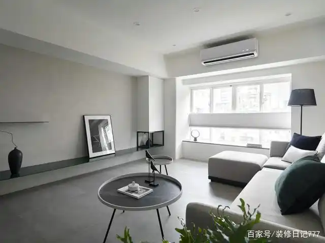 没有电视和电视墙,灰色地砖和米色的沙发,两种纯净的颜色组合给人一种