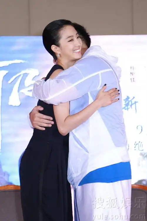 孙红雷墨镜出场避谈姚晨出轨传闻 突抱桂纶镁求安慰