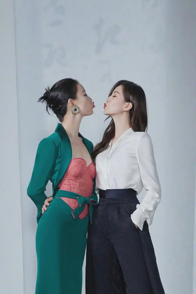 cosmo盛典群星相,倪妮刘诗诗合影出风头,嘟嘴卖萌很亲密