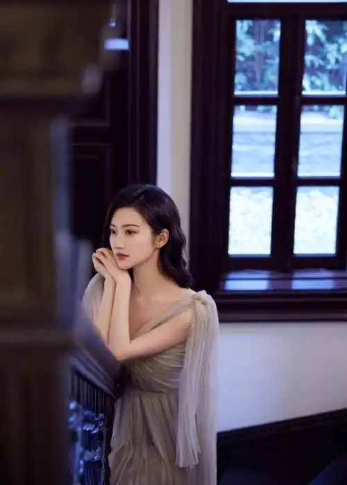 景甜粉色拖地纱裙仙气飘飘楼梯间拍照眼神撩人