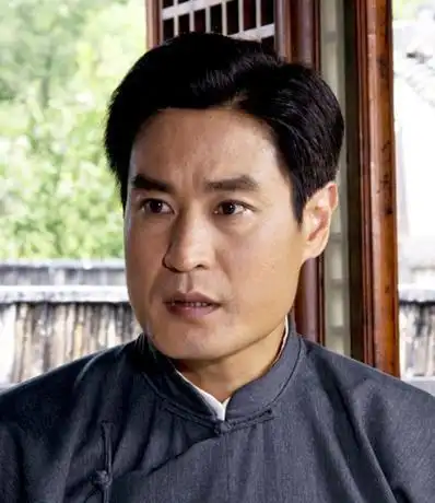 《隋唐演义》里的秦琼生于1961年,1978年考入珠江电影制片厂演员剧团