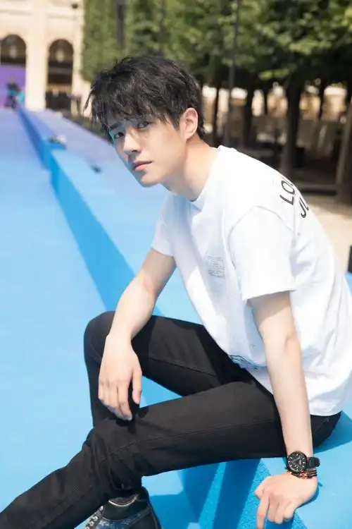 刘昊然二度受邀参加巴黎时装周 卷发造型强力吸睛气质满分