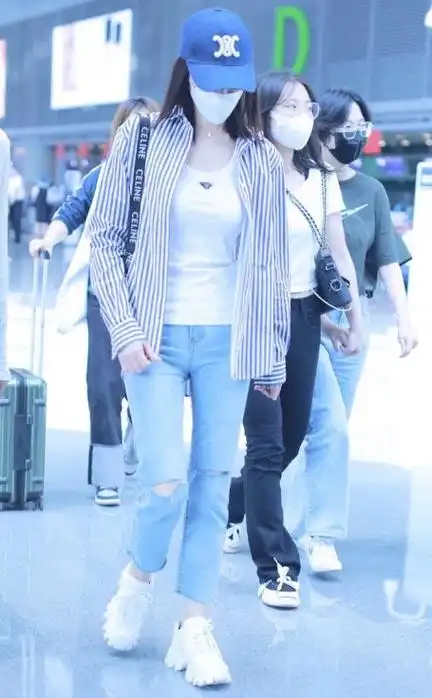 李小冉在上海机场亮相,时尚搭配光彩照人,令人惊艳!