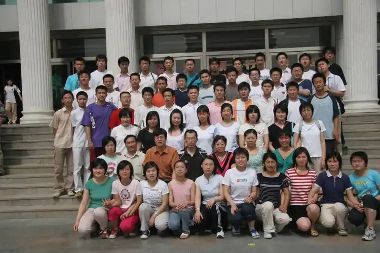 东营市第一中学2003级2006届20班学生毕业合影