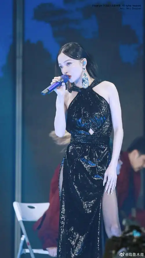 张韶涵高开叉造型