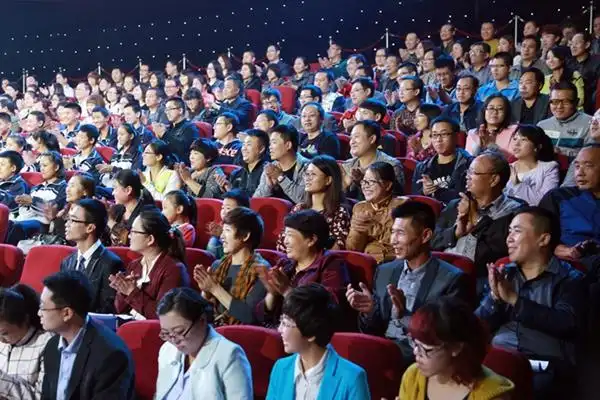 观众为他们精彩的演讲鼓掌点赞