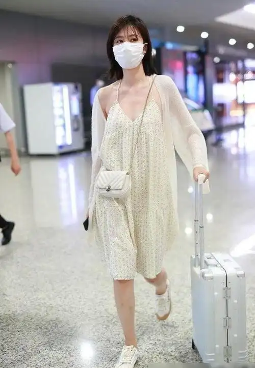 乔欣街拍新造型曝光,她身穿低领吊带连衣裙,搭配防晒针织开衫,时尚又