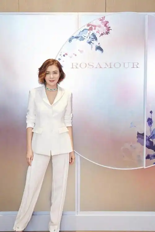 关之琳越老越"火辣",穿深v领印花连衣裙配黑丝袜,红唇太诱人|v领|西装