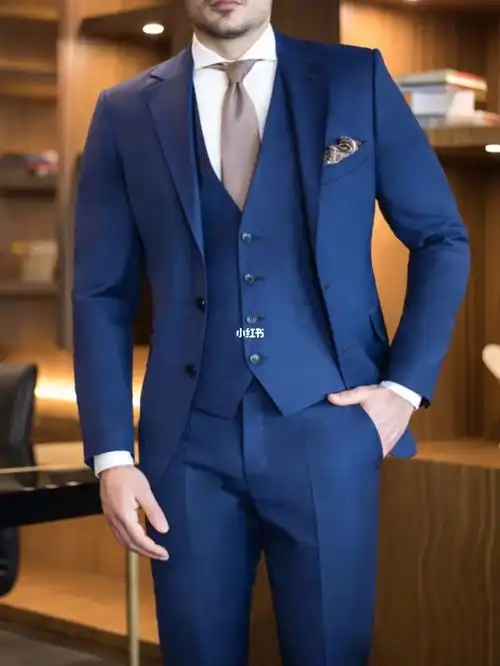 蓝色的西装既是有正式的风格在日常的搭配中也能打造时尚的搭配#高级
