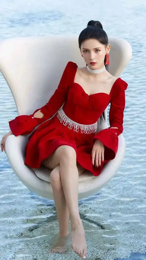 红色长裙性感艳丽的张予曦
