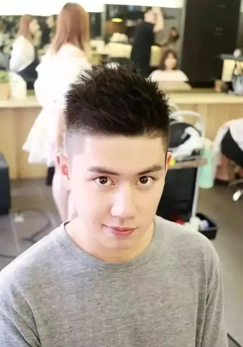 无论是经典的undercut,极短刘海的短发,或是寸头,在短到几乎见到头皮