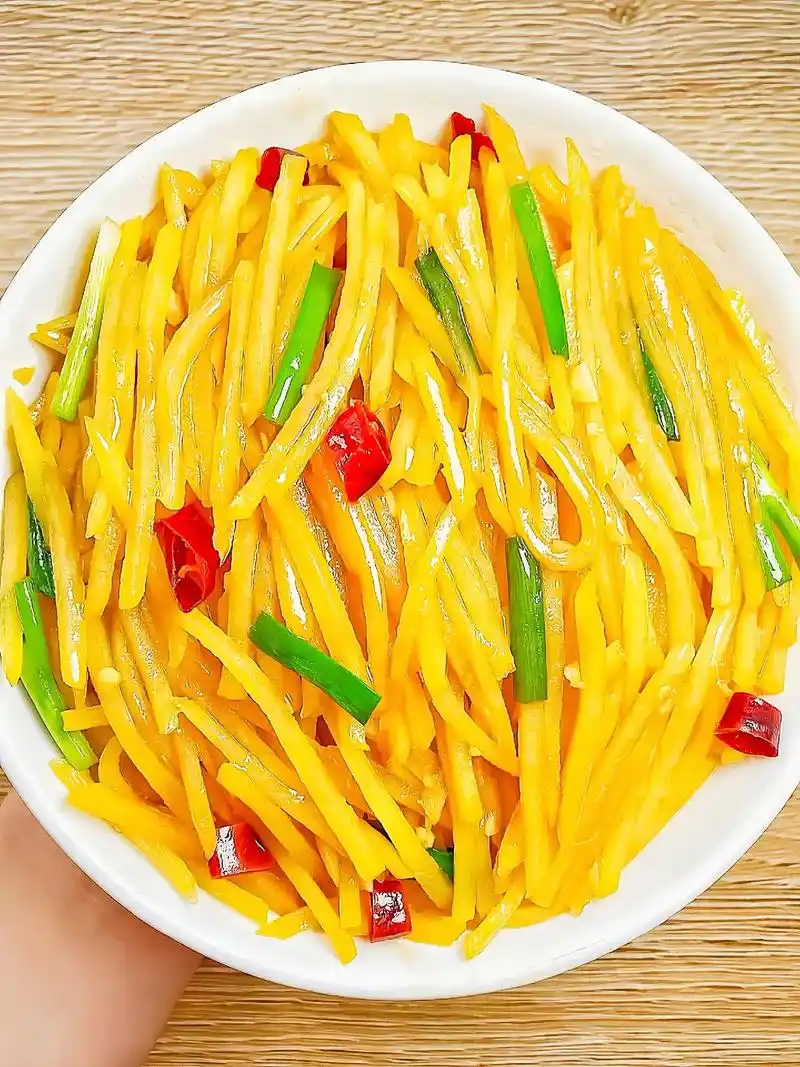 酸辣土豆丝.为什么你在家做完又黏又黑还粘锅?像我这样做试试, - 抖音