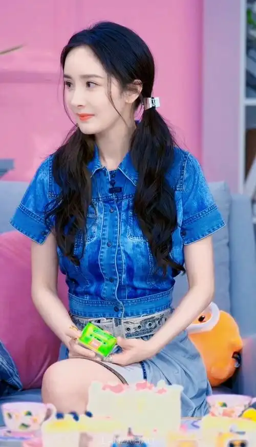 杨幂直播双马尾牛仔造型～ 可爱甜美的幂幂啊,满满少女感__财经头条