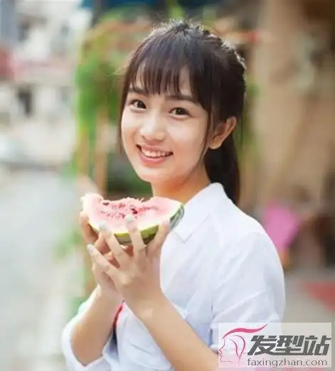 女生空气刘海马尾辫发型