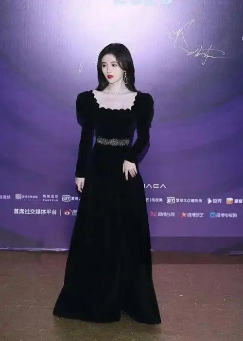 鞠婧祎黑色礼服鞠婧祎黑色丝绒长裙大波浪加红唇气场全开