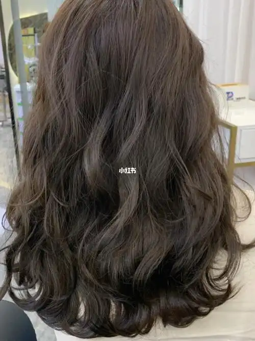 昆明烫发中长发女生秋冬必备发型木马卷
