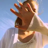 面带笑容的欧美唯美意境小清新女生头像 早已成熟没有他一样快乐