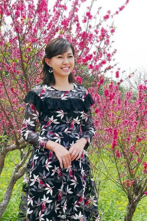 原创卓依婷晒自拍照,打扮的像个老年人,但实际才37岁!