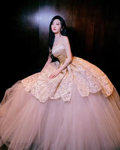 景甜薄纱几何镂空长裙##时尚芭莎慈善晚宴