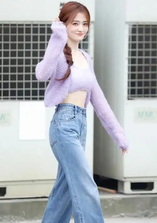 徐璐凹造型失败穿露脐装秀腰形却被身后的大妈抢镜了