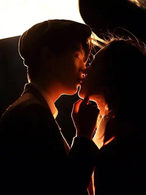 摄影师在拍情侣时引导一个热烈而浪漫的吻 是先从鼻尖碰鼻尖的暧昧