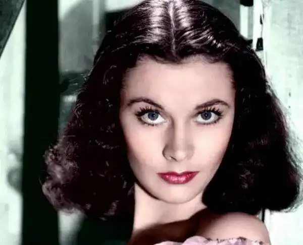 费雯·丽 :我为你褪去一身骄傲,你却转身朝她微笑 - 阅读