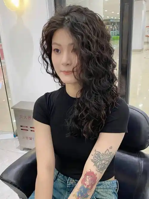 冬至后流行"烫满头"_发型_时尚_头发