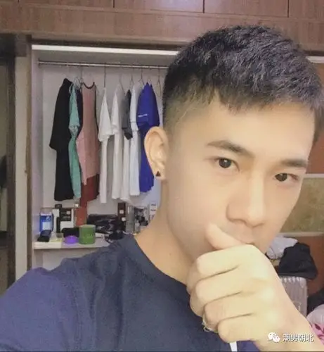 2020年男生流行"露额头"发型,照着这4款发型剪,可以帅很久!