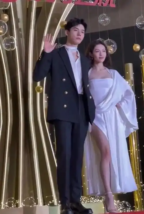 内娱女星风情万种,董洁成熟,金晨秀水蛇腰,好惊艳|红毯|唐嫣|礼服