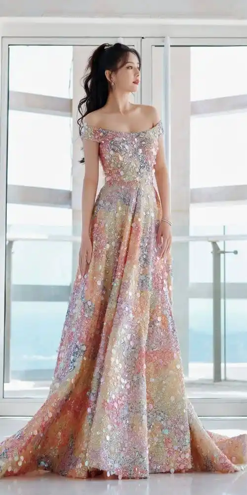 佟丽娅一字亮闪连衣裙性感写真_美得