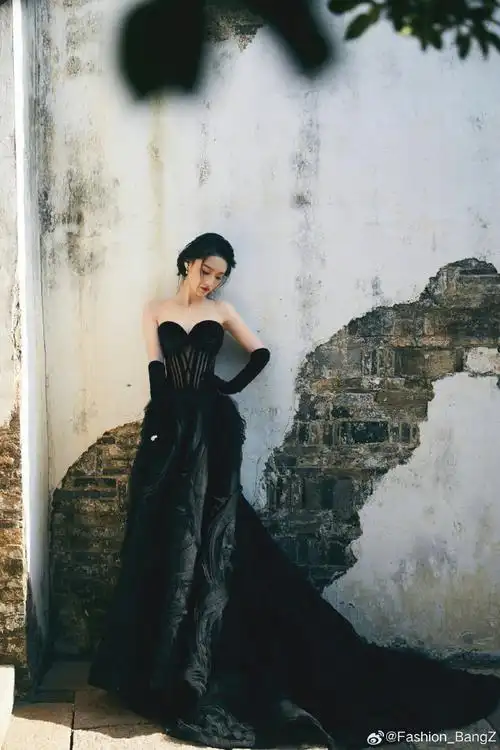 李沁超话身着 georges chakra 2023 秋冬定制礼服,佩戴 boucheron