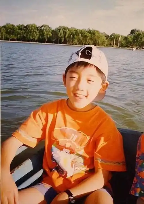 郑恺的37岁生日,揭开了他在娱乐圈的"尴尬"处境_同学_大学_广告