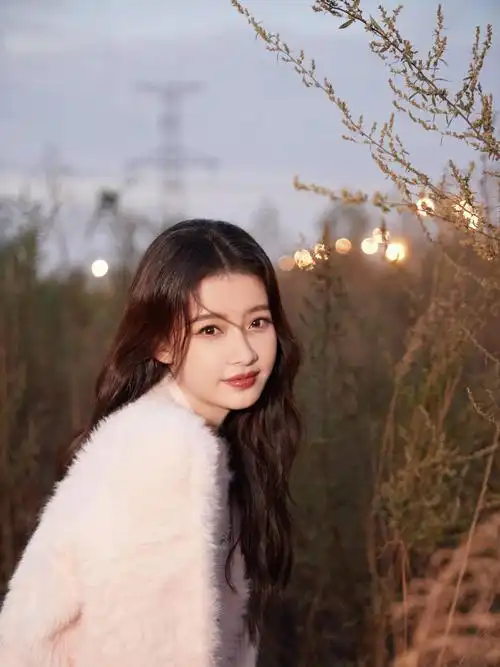 打开凤凰新闻,查看更多高清图片秋日慵懒气息孙怡用美貌解锁深秋浪漫