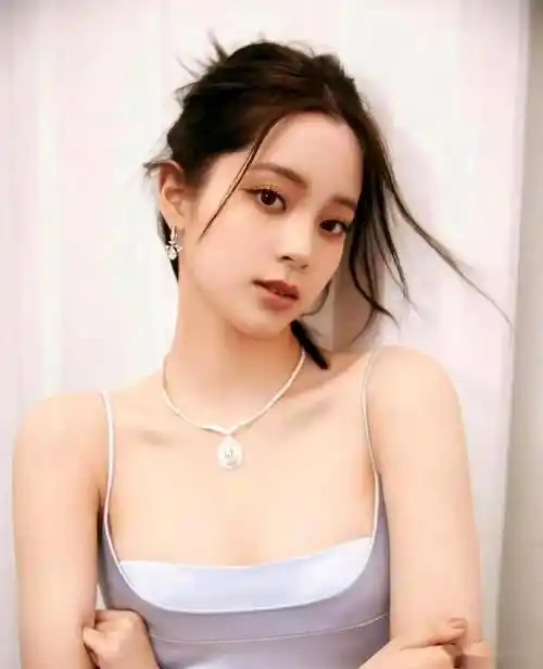 23岁欧阳娜娜写真曝光,美貌与才华兼具,令人倾倒!