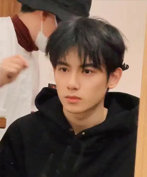 惠英红牵手胡先煦介绍给著名导演关锦鹏网友妈妈的好大儿