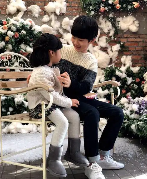 张亮"晒儿子女儿杂志花絮,网友直呼妹妹气场强大"