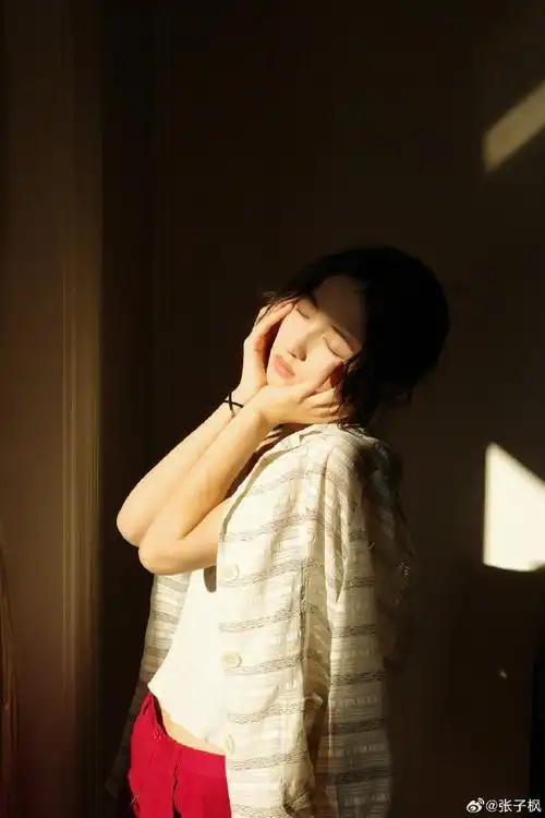 张子枫穿白背心